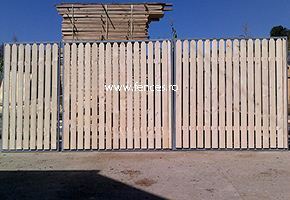Poarta din lemn cu cadrul metalic